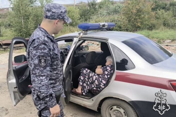 В Омске сотрудники Росгвардии помогли потерявшейся пожилой женщине вернуться домой