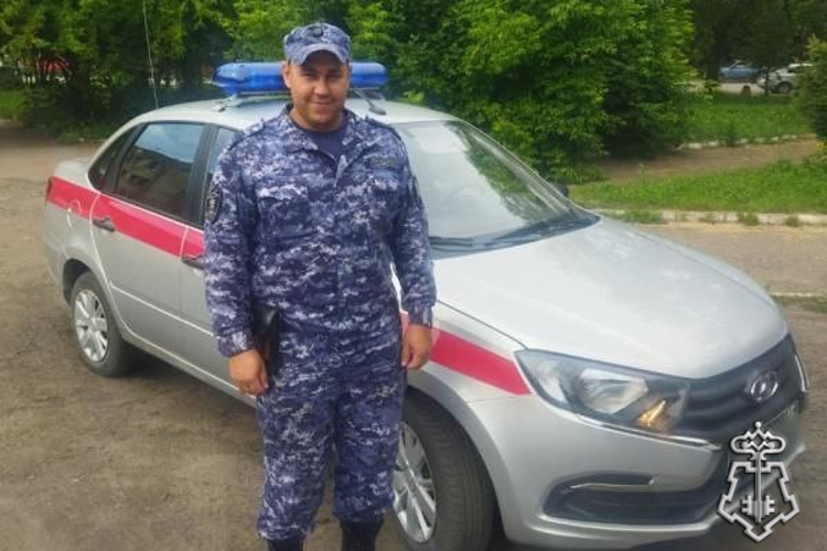 В свой выходной день сотрудник Росгвардии спас тонувшую в реке школьницу в Омской области