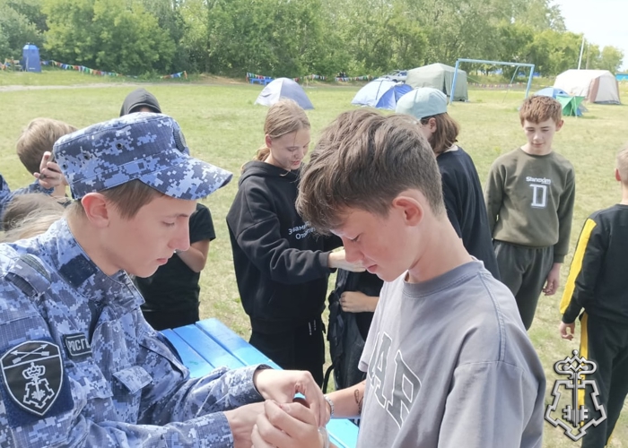 "Каникулы с Росгвардией": Росгвардейцы провели урок мужества для школьников Омской области