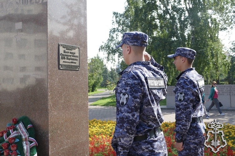 Омских росгвардейцев провели по местам в городе, связанным с именем земляка — генерал-лейтенанта инженерных войск Героя Советского Союза Д.М. Карбышева