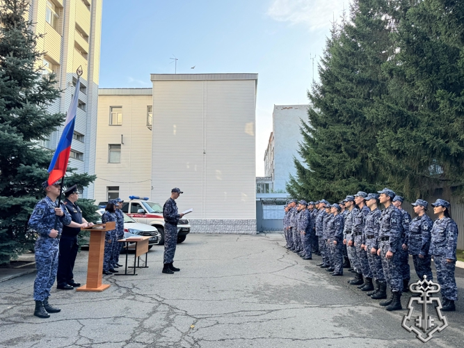 Молодые сотрудники вневедомственной охраны Росгвардии приняли Присягу в Омске