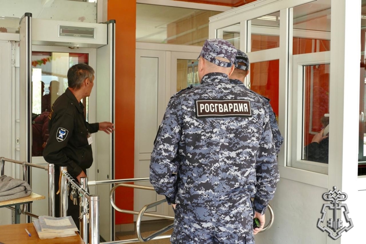 В Омске сотрудники Росгвардии проверили учебную тренировку на избирательном участке накануне Единого дня голосования
