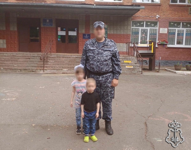 В Омске сотрудник Росгвардии вернул матери потерявшихся детей
