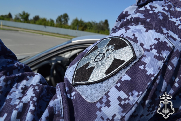 В Омской области сотрудники Росгвардии пресекли движение несовершеннолетнего на мопеде
