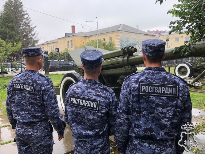 Сотрудники Росгвардии посетили выставку «Навечно в памяти» в Музейном комплексе воинской славы омичей 