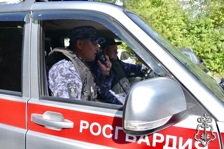 В Омске сотрудники Росгвардии проверили учебную тренировку на избирательном участке накануне Единого дня голосования