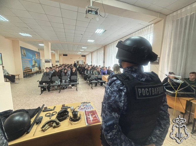 Профориентационные уроки для юных омичей провели сотрудники Росгвардии