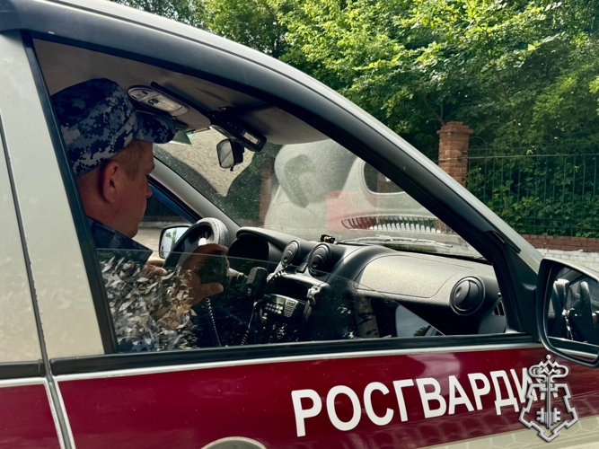 В Омске сотрудники Росгвардии задержали нетрезвого водителя вблизи детского сада