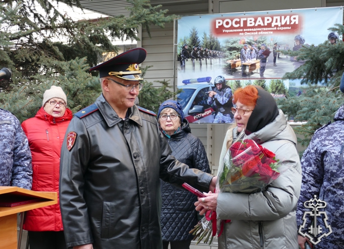 В ОМСКЕ ОТМЕТИЛИ 73-ЛЕТИЕ ВНЕВЕДОМСТВЕННОЙ ОХРАНЫ: НАГРАДЫ, ПРИСЯГА И ПАМЯТЬ О ГЕРОЕ