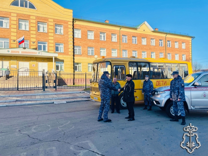 Росгвардия взяла под охрану школьные автобусы в районах Омской области