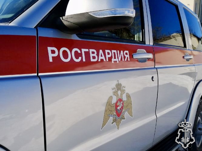 Росгвардия продолжает обеспечивать безопасность медиков в Омской области 