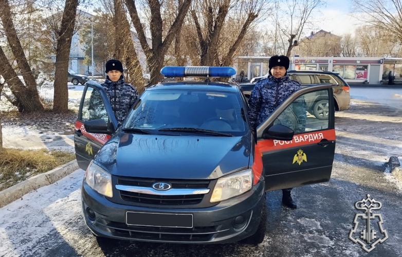 Росгвардейцы в Омске пришли на помощь мужчине, упавшему на обочине дороги