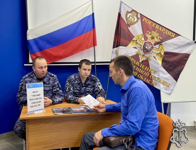 Офицеры Росгвардии приняли участие в ярмарке вакансий «Работа для героев» в Омске