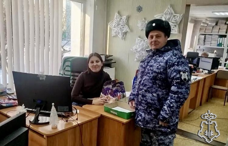 Росгвардейцы в районах Омской области поздравили семьи участников СВО с новогодними и рождественскими праздниками