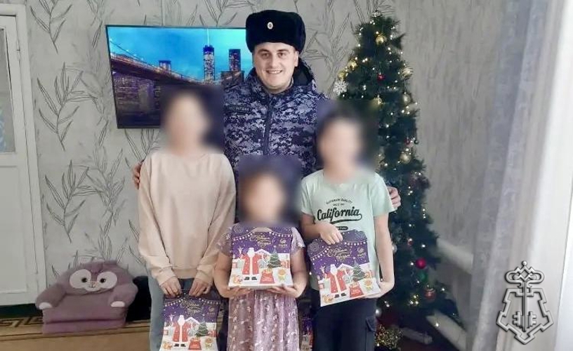 Росгвардейцы в районах Омской области поздравили семьи участников СВО с новогодними и рождественскими праздниками