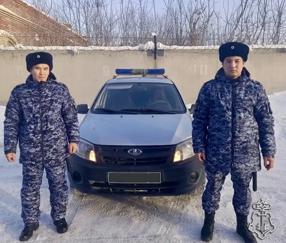 В Омске сотрудники Росгвардии оказали помощь замерзавшему на улице мужчине с ограниченными возможностями