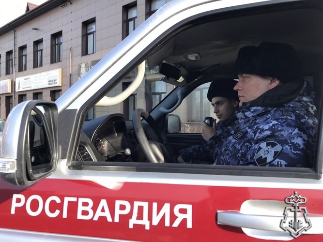 В Омске сотрудники Росгвардии нашли потерявшуюся пожилую женщину