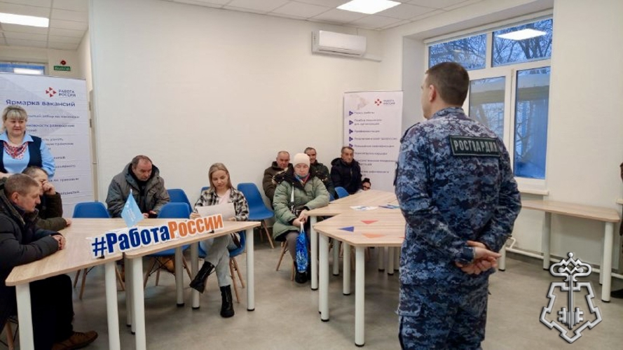 Сотрудники Росгвардии рассказали о работе во вневедомственной охране на ярмарках вакансий в Омской области 