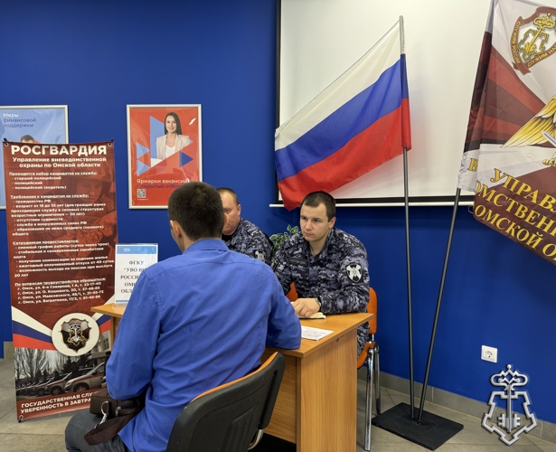 Сотрудники вневедомственной охраны ознакомили омичей с вакансиями в подразделениях Росгвардии
