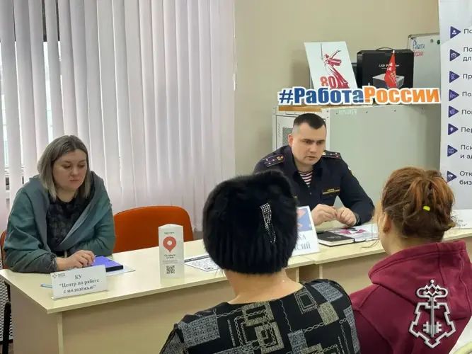 Сотрудники Росгвардии продолжают информировать граждан о службе в войсках на ярмарках вакансий в Омской области