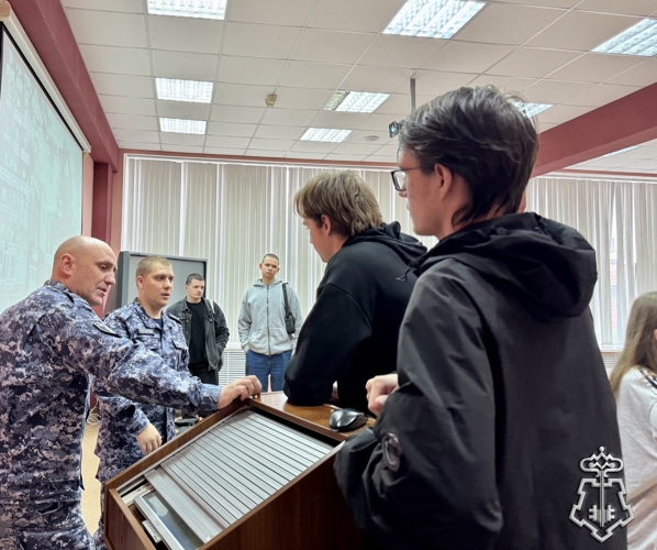 По случаю предстоящего 10-летия Росгвардии сотрудники вневедомственной охраны провели агитационное мероприятие для студентов колледжа в Омске