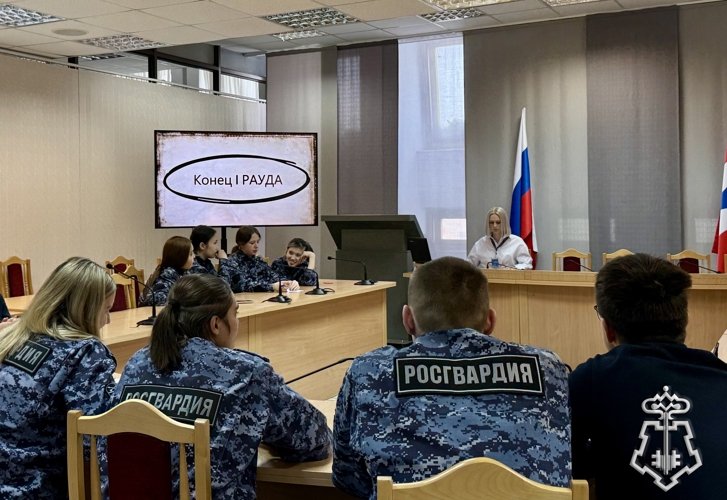 В День Победы советских войск в Сталинградской битве росгвардейцы посетили государственную областную библиотеку им. А.С.Пушкина
