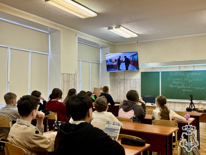 Сотрудники Росгвардии провели урок мужества для школьников в Омске
