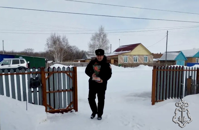 В международный женский день сотрудники Росгвардии оказали помощь матери погибшего военнослужащего в Омской области