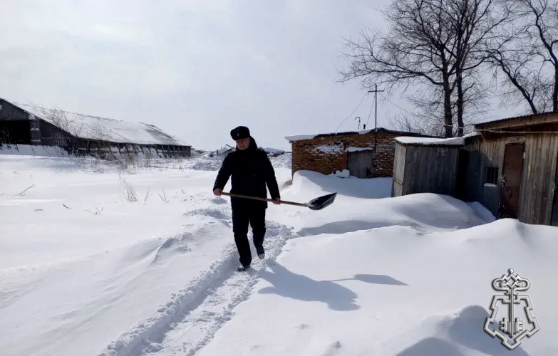 В международный женский день сотрудники Росгвардии оказали помощь матери погибшего военнослужащего в Омской области
