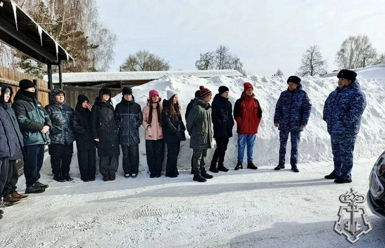 Сотрудники Росгвардии организовали для школьников день открытых дверей в Омской области