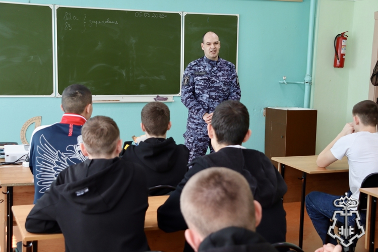 Сотрудники Росгвардии провели урок мужества для школьников в Омской области
