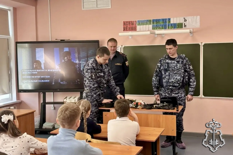 Сотрудники Росгвардии рассказали о службе в Росгвардии омским школьникам