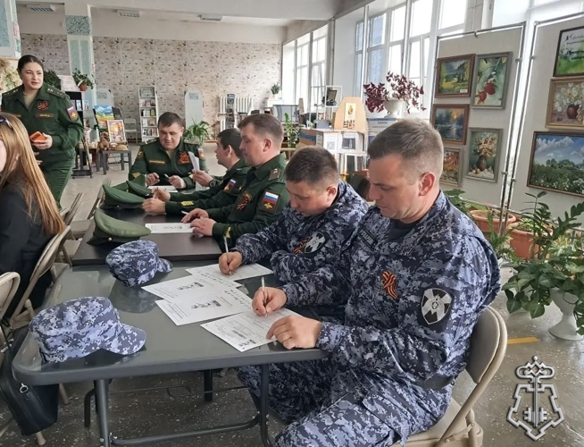  В Омске сотрудники и военнослужащие Росгвардии присоединились ко Всероссийской акции «Диктант Победы»
