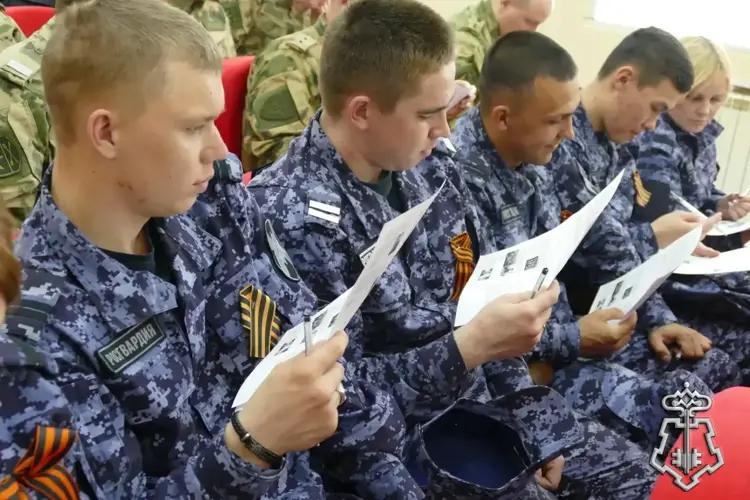  В Омске сотрудники и военнослужащие Росгвардии присоединились ко Всероссийской акции «Диктант Победы»