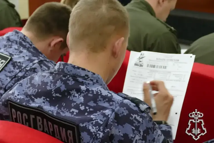  В Омске сотрудники и военнослужащие Росгвардии присоединились ко Всероссийской акции «Диктант Победы»