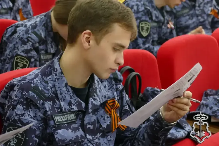  В Омске сотрудники и военнослужащие Росгвардии присоединились ко Всероссийской акции «Диктант Победы»