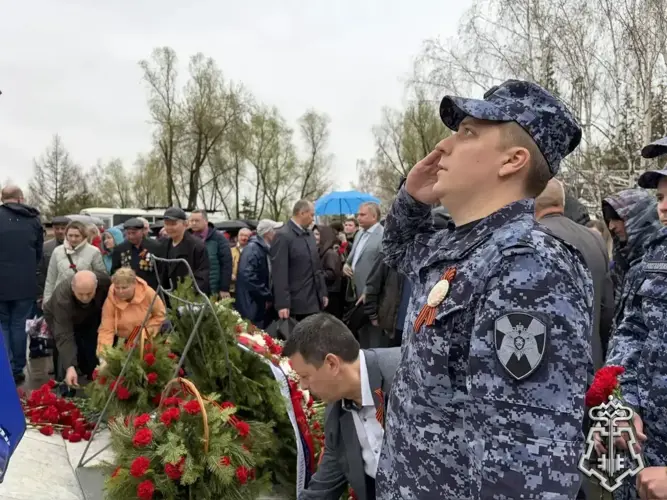 В Омске сотрудники и военнослужащие Росгвардии почтили память погибших участников ликвидации последствий радиационных аварий и катастроф