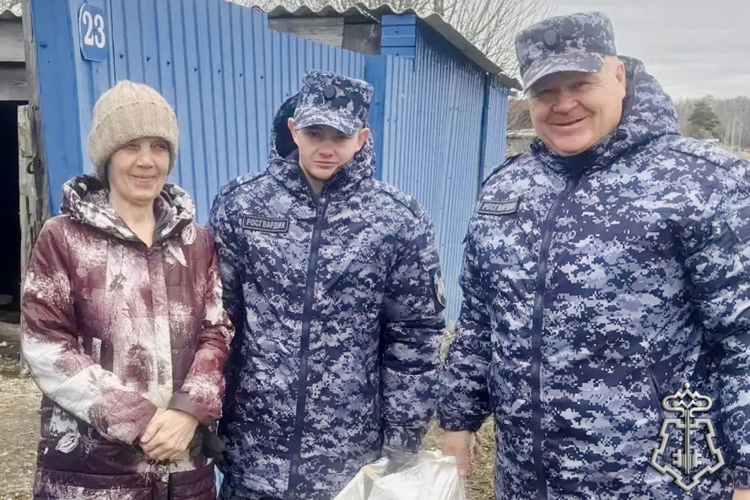 В Омской области сотрудники вневедомственной охраны оказали помощь семье погибшего военнослужащего