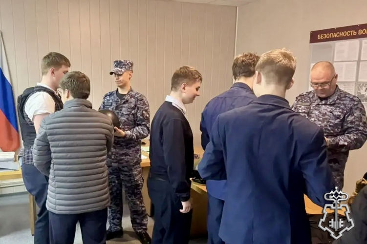 Росгвардейцы провели день открытых дверей для школьников в Омской области
