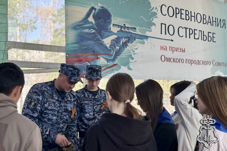 Сотрудники Росгвардии организовали выставку средств защиты и вооружения для Омских школьников 