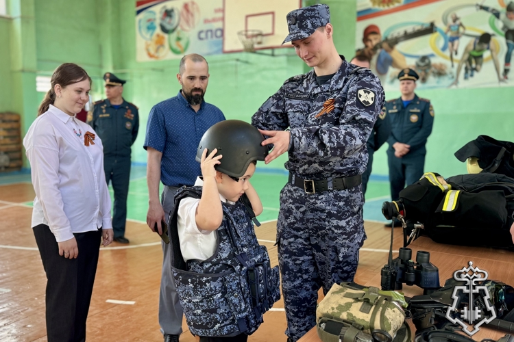Сотрудники Росгвардии организовали выставку средств защиты и вооружения для Омских школьников 