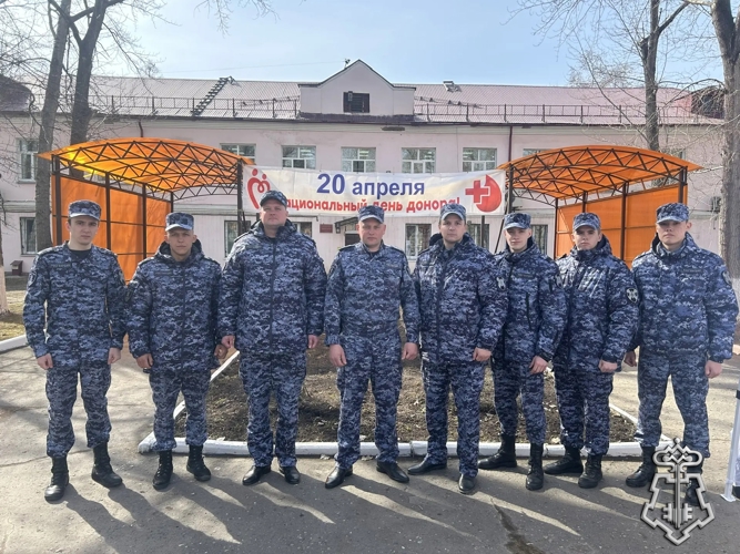 В Омске сотрудники вневедомственной охраны Росгвардии присоединились к благотворительной акции, посвященной Нацональному дню донора крови в России