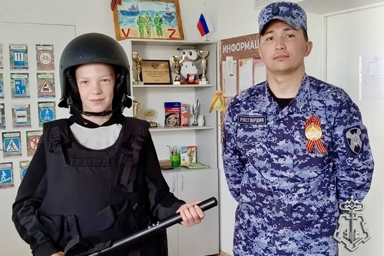 Сотрудники Росгвардии провели урок мужества для школьников в Омске
