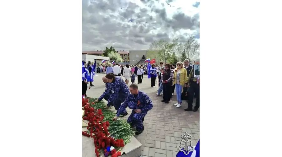 В Омской области росгвардейцы возложили цветы к памятным мемориалам