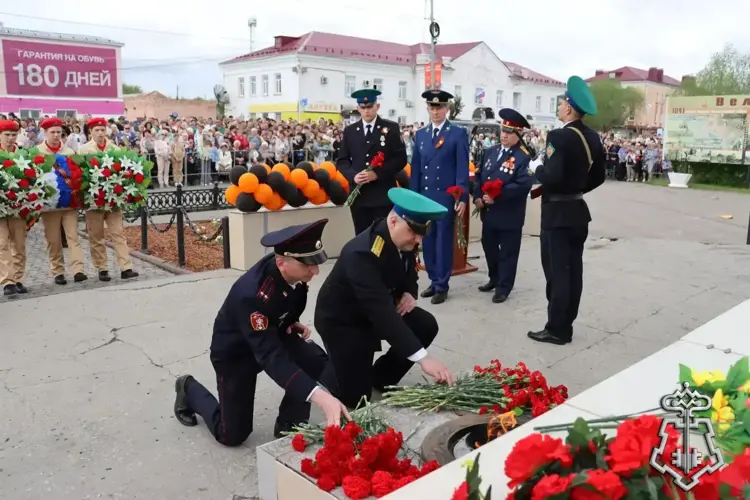 В Омской области росгвардейцы возложили цветы к памятным мемориалам