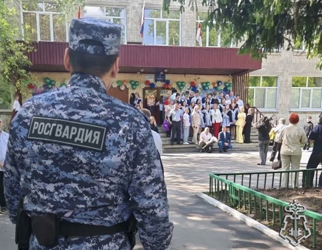 Росгвардейцы обеспечили безопасность  во время проведения последних звонков в школах Омска и Омской области