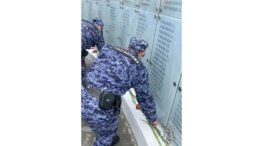В Омской области росгвардейцы возложили цветы к памятным мемориалам