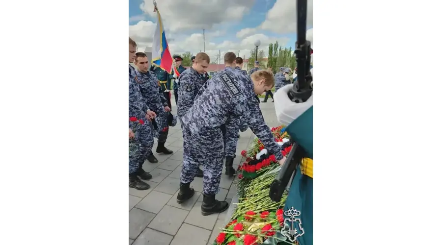 В Омской области росгвардейцы возложили цветы к памятным мемориалам