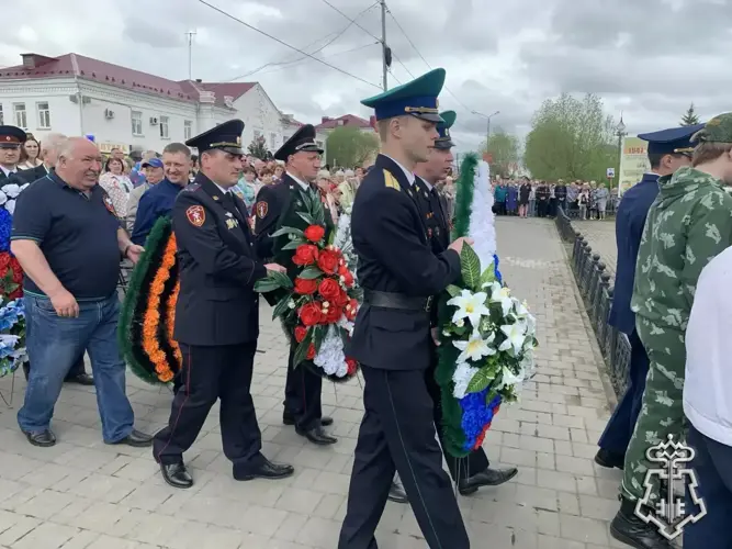 В Омской области росгвардейцы возложили цветы к памятным мемориалам