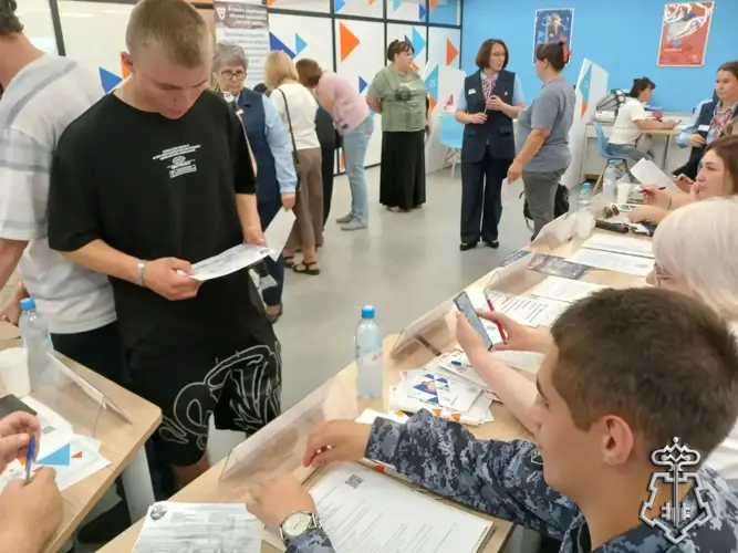 Росгвардия Омской области представила вакансии на ярмарке трудоустройства
